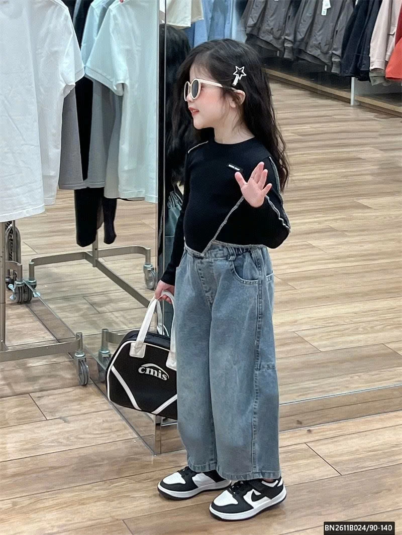 ÁO THUN VẠT CHÉO MIX QUẦN JEAN ỐNG RỘNG BẠC MÀU