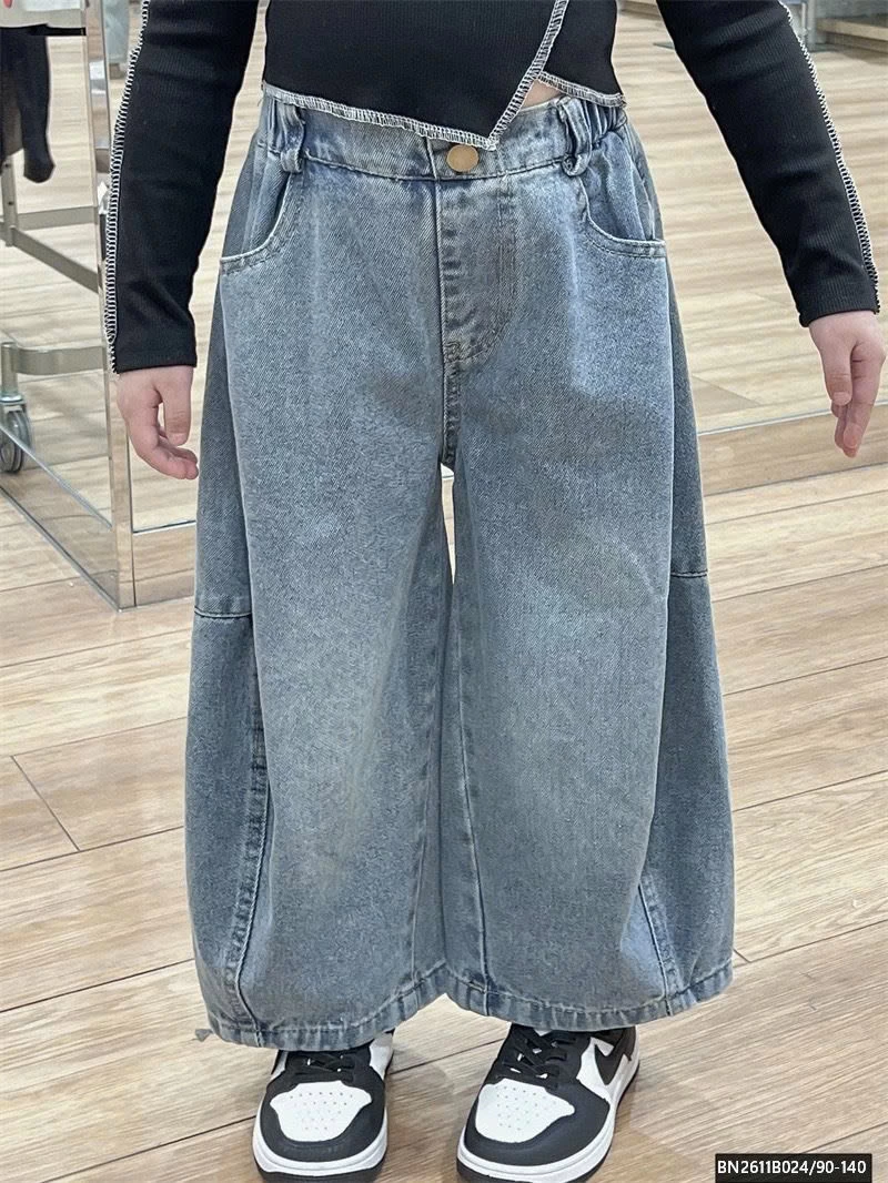 ÁO THUN VẠT CHÉO MIX QUẦN JEAN ỐNG RỘNG BẠC MÀU