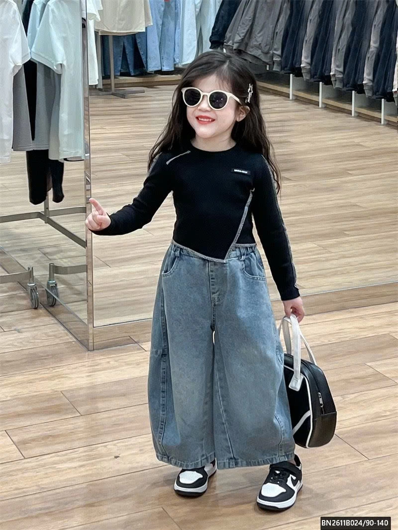 ÁO THUN VẠT CHÉO MIX QUẦN JEAN ỐNG RỘNG BẠC MÀU