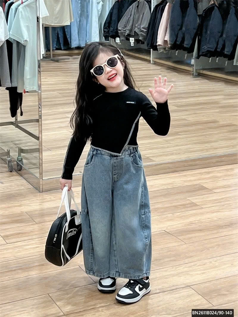 ÁO THUN VẠT CHÉO MIX QUẦN JEAN ỐNG RỘNG BẠC MÀU