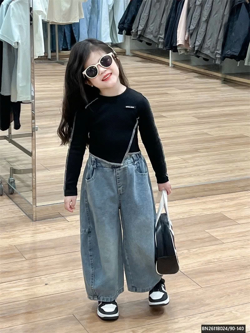 ÁO THUN VẠT CHÉO MIX QUẦN JEAN ỐNG RỘNG BẠC MÀU