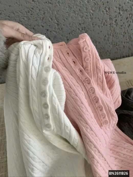 ÁO LEN GÂN CỔ KHUY WGWE