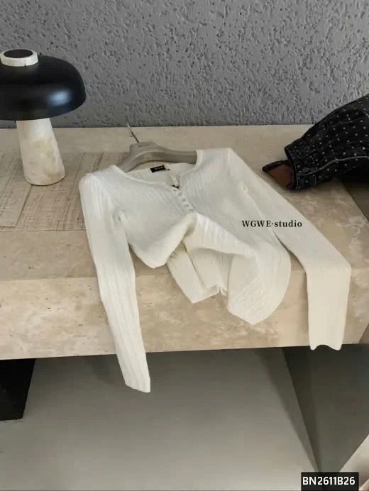 ÁO LEN GÂN CỔ KHUY WGWE