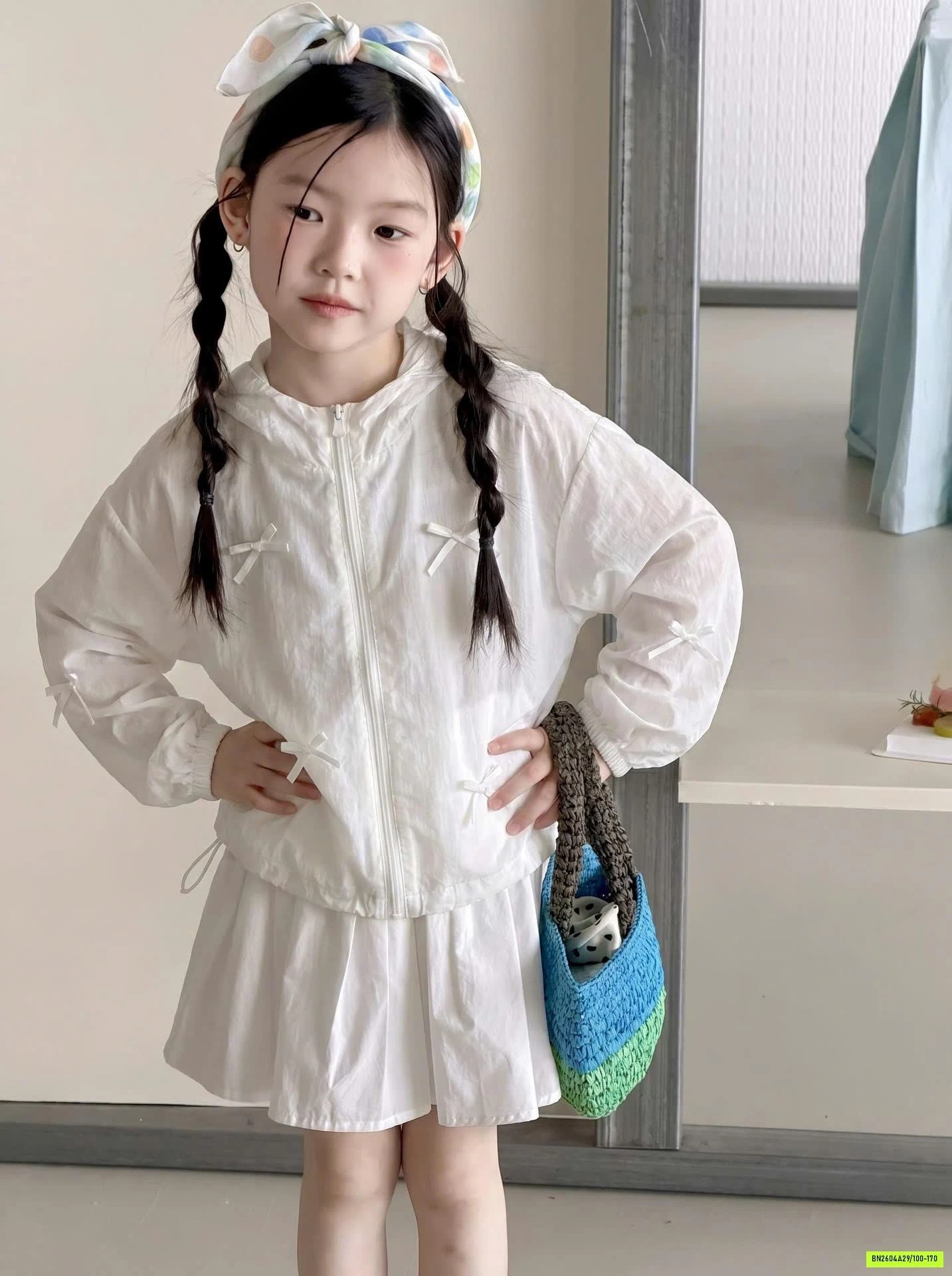 KHOÁC GIÓ CHỐNG NẮNG GẮN NƠ 26B045 AMBB