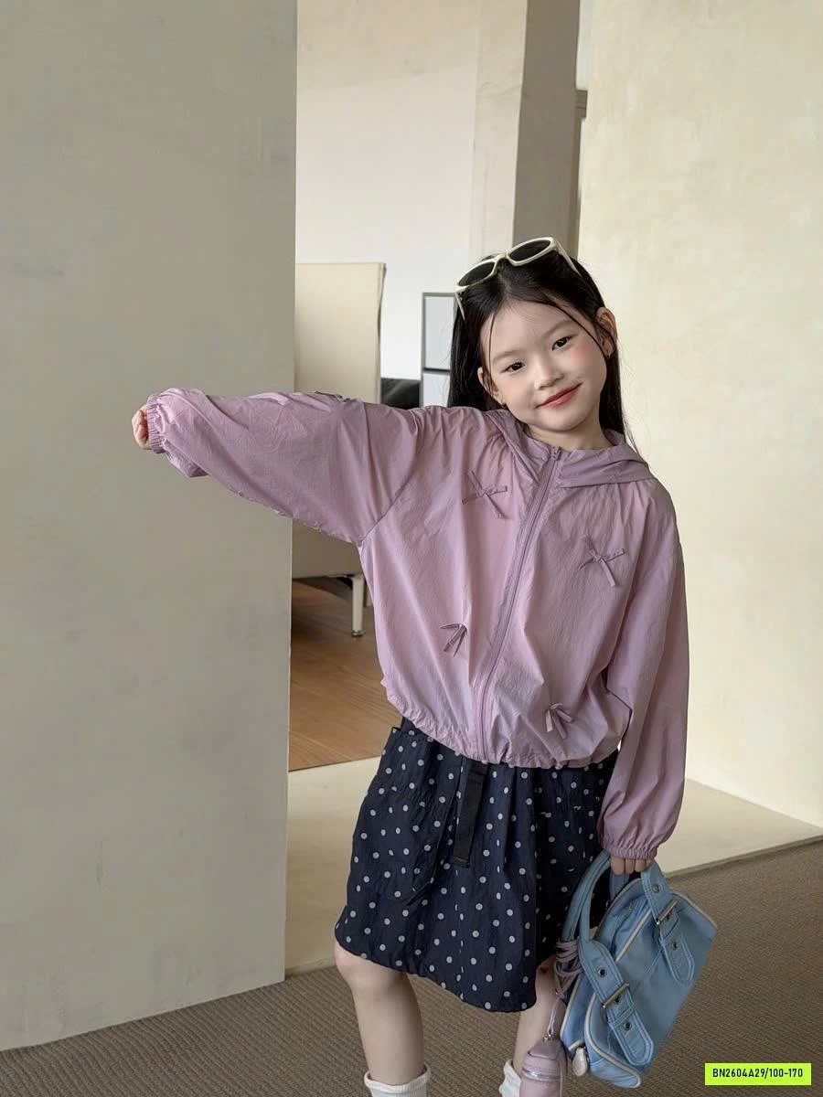 KHOÁC GIÓ CHỐNG NẮNG GẮN NƠ 26B045 AMBB