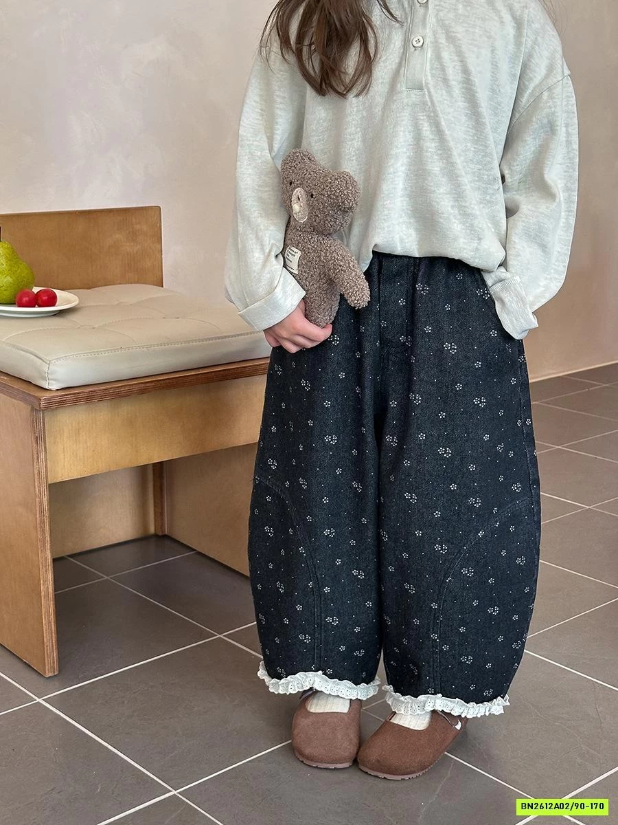 BAGGY DENIM HOA NHÍ VIỀN REN 25F017 AMBB