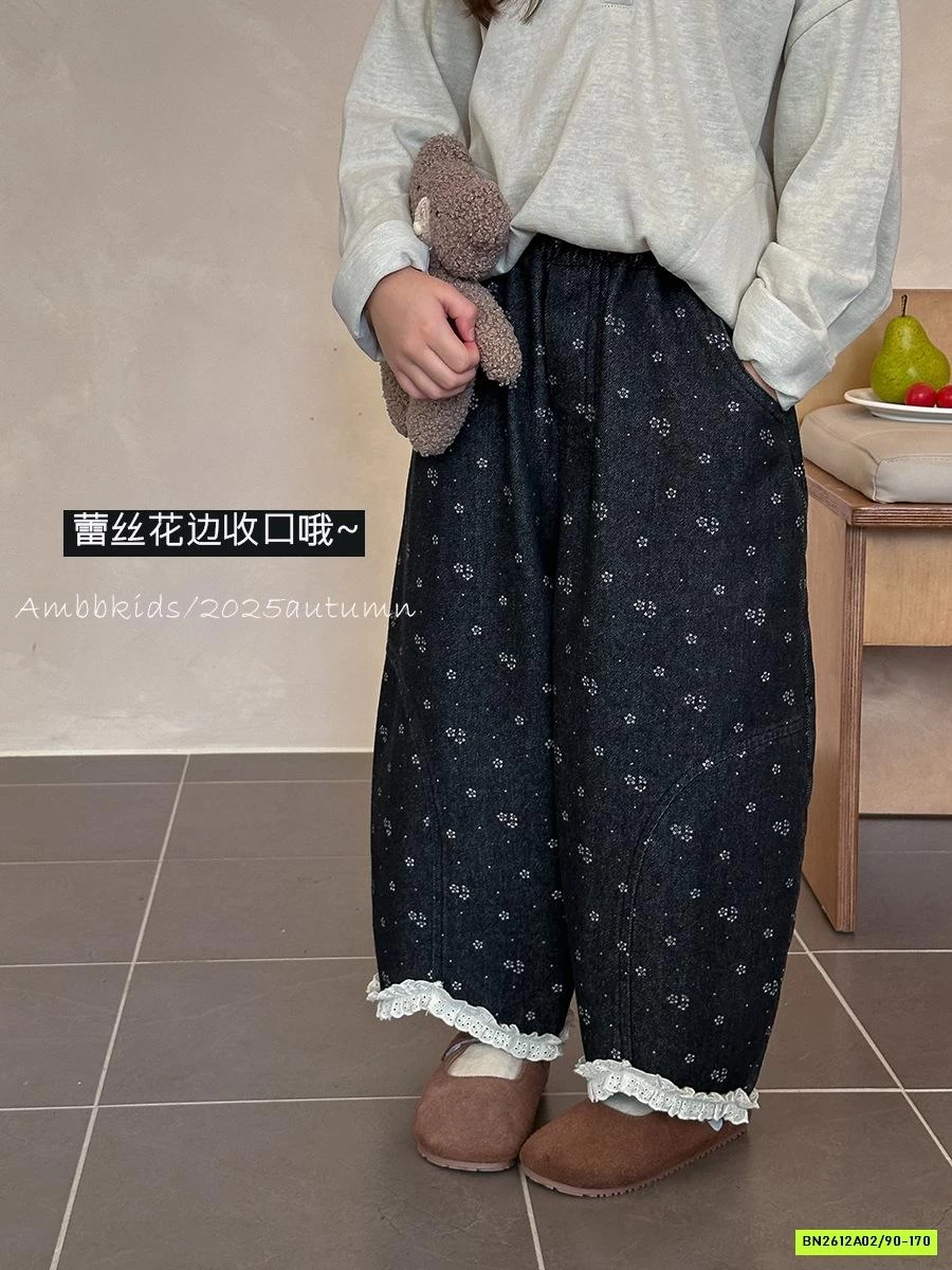 BAGGY DENIM HOA NHÍ VIỀN REN 25F017 AMBB