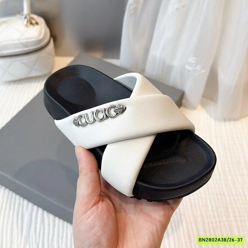 DÉP LÊ QUAI CHÉO ĐẾ BÁNH MỲ