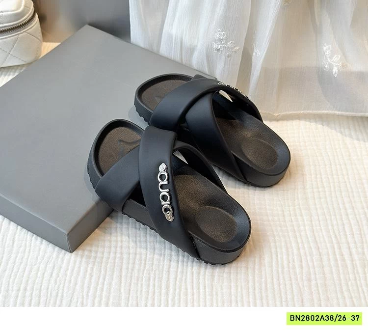 DÉP LÊ QUAI CHÉO ĐẾ BÁNH MỲ