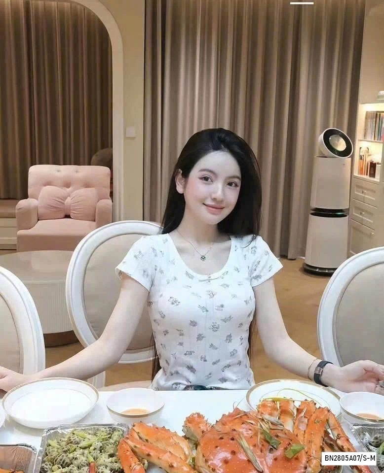 ÁO MONTOGHI CỔ NƠ WG.WE