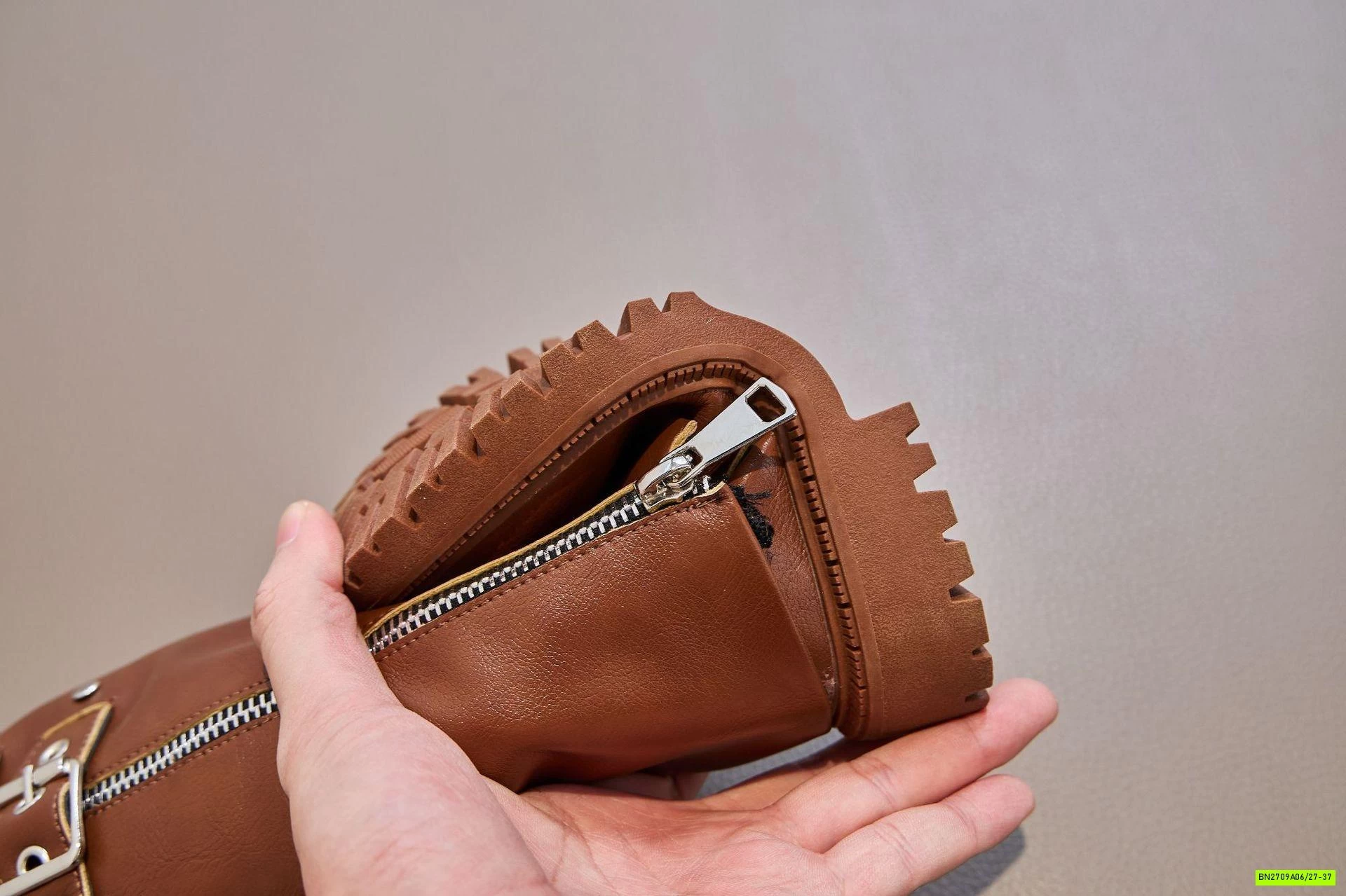 BOOT NGANG GỐI KÉO KHÓA KHUY BÊN