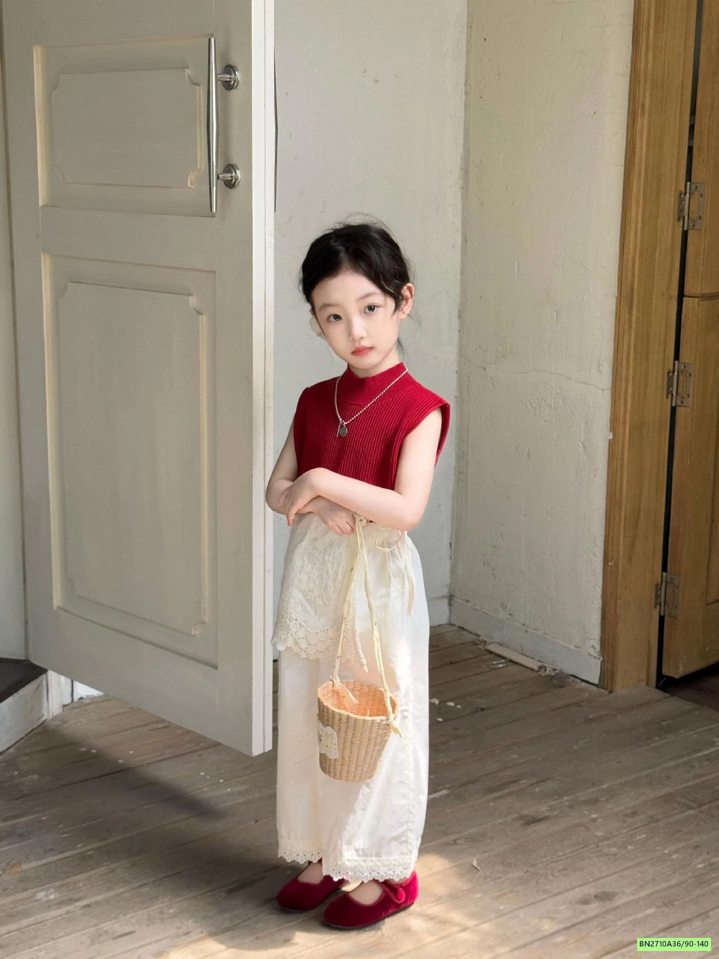 MONTOGHI ĐỎ MIX QUẦN SUÔNG TRẮNG