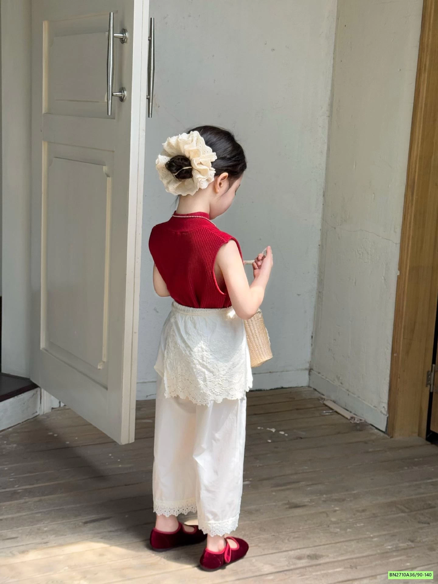 MONTOGHI ĐỎ MIX QUẦN SUÔNG TRẮNG