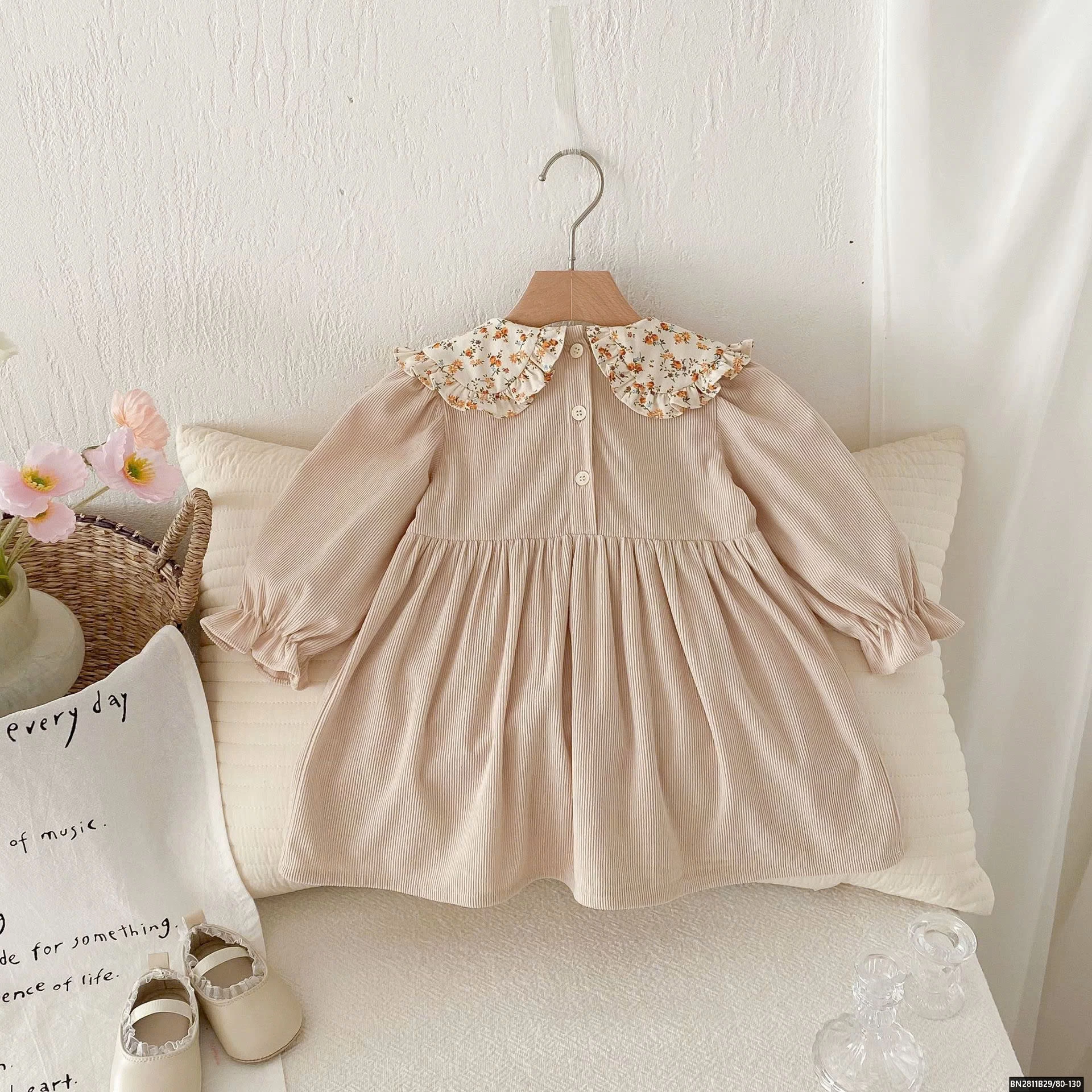 ĐẦM NHUNG CỔ HOA