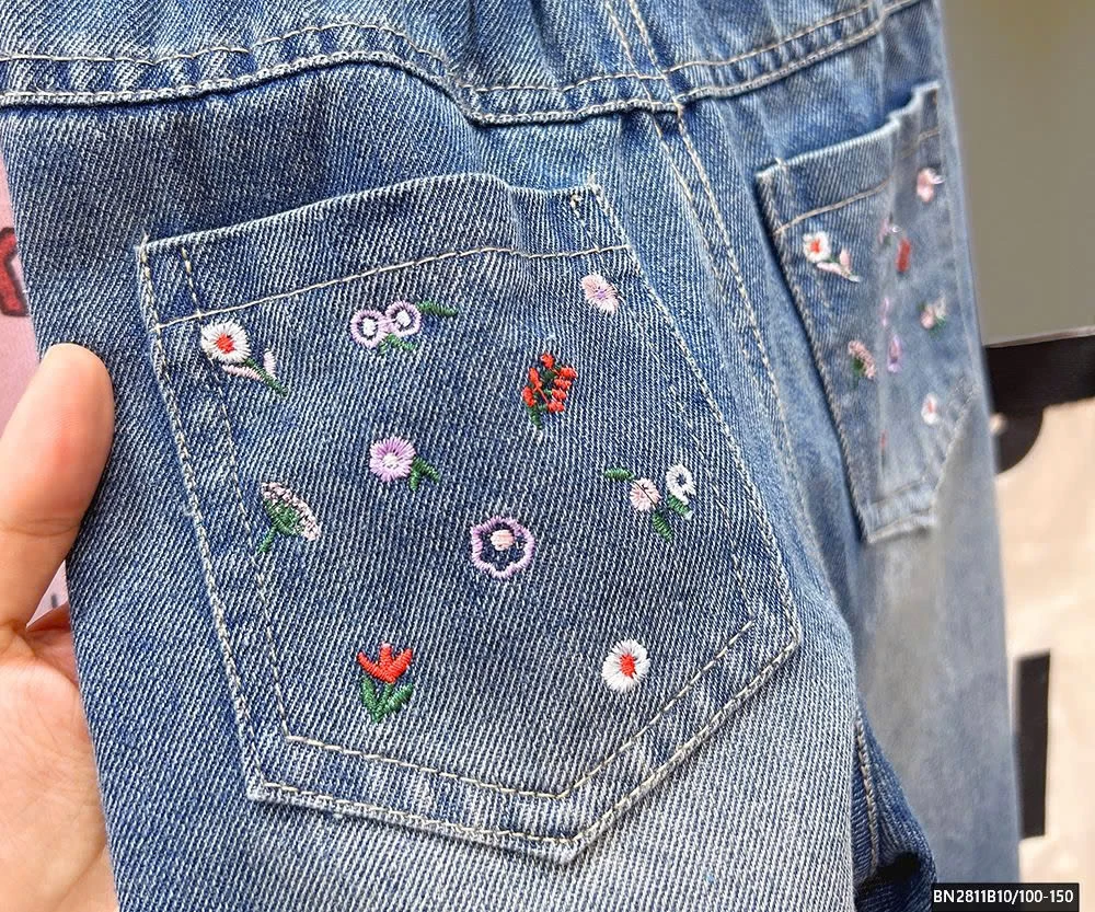 QUẦN JEAN TÚI THÊU HOA BÉ GAI KACADY