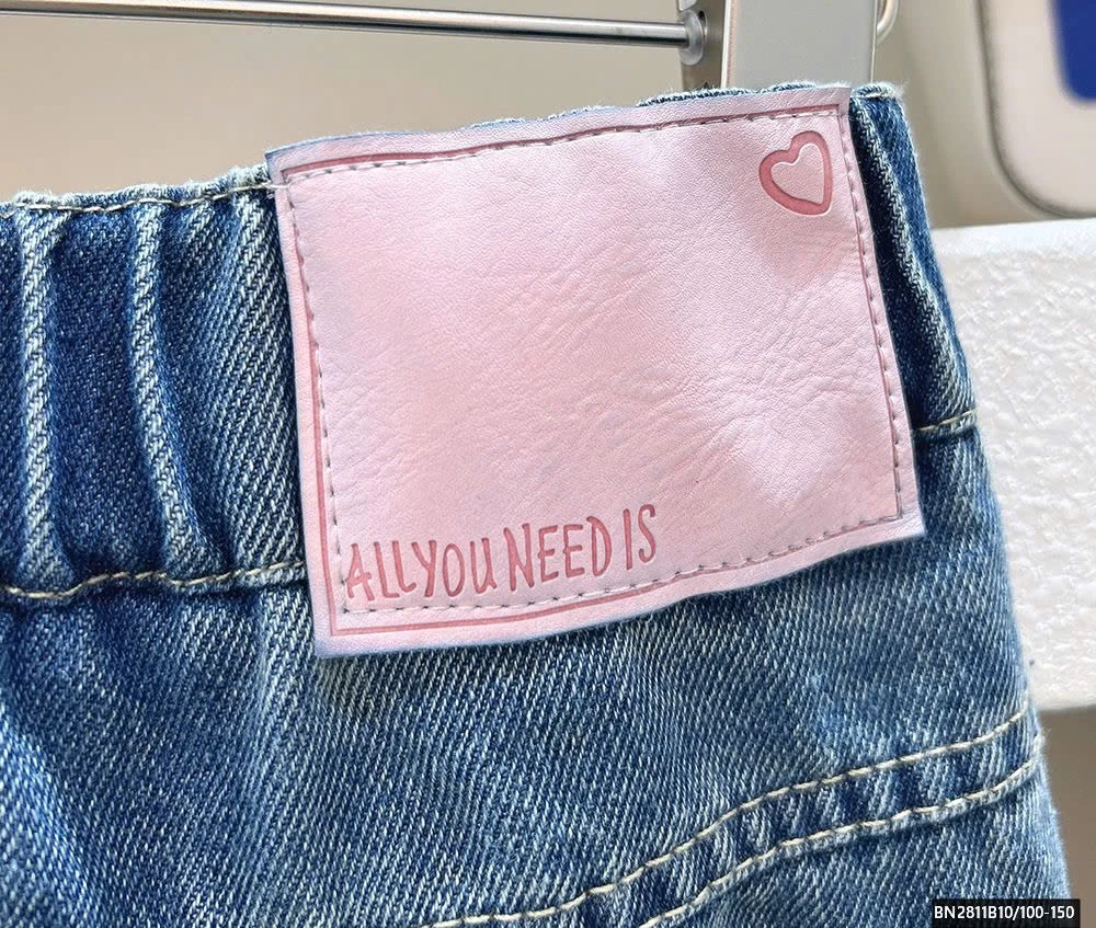 QUẦN JEAN TÚI THÊU HOA BÉ GAI KACADY