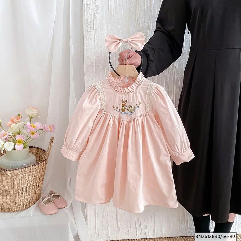 BODY, VÁY HỒNG CỔ THÊU THỎ