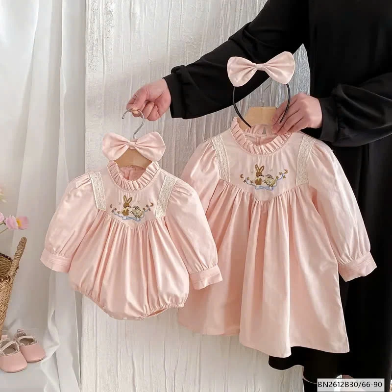 BODY, VÁY HỒNG CỔ THÊU THỎ