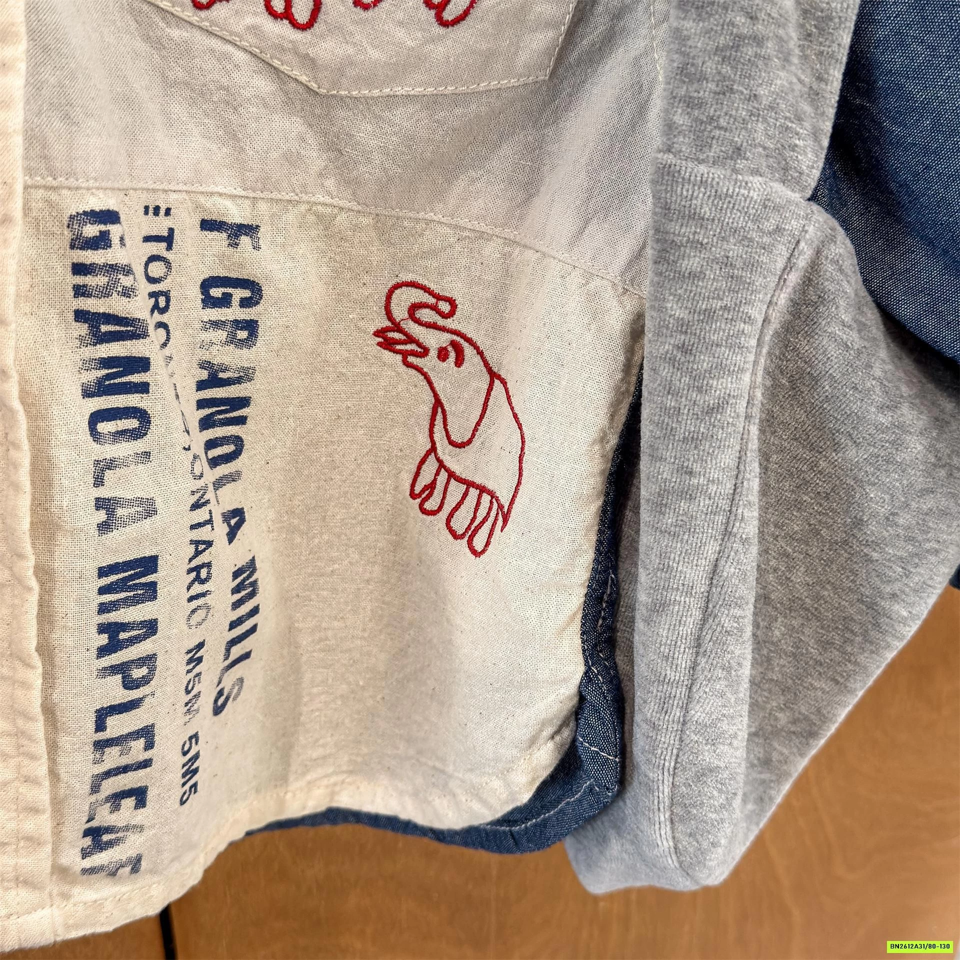 SƠ MI PHỐI MÀU CỔ TRỤ THÊU GẤU ADBABY