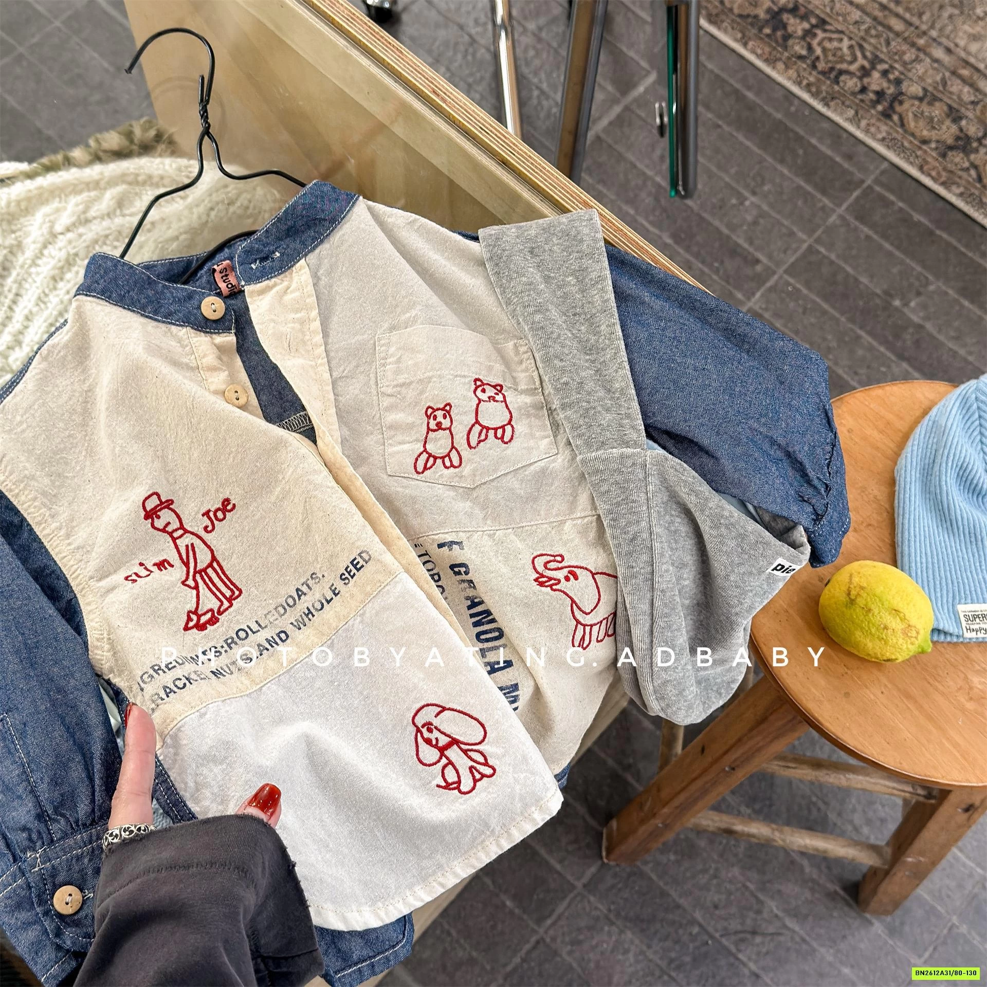 SƠ MI PHỐI MÀU CỔ TRỤ THÊU GẤU ADBABY