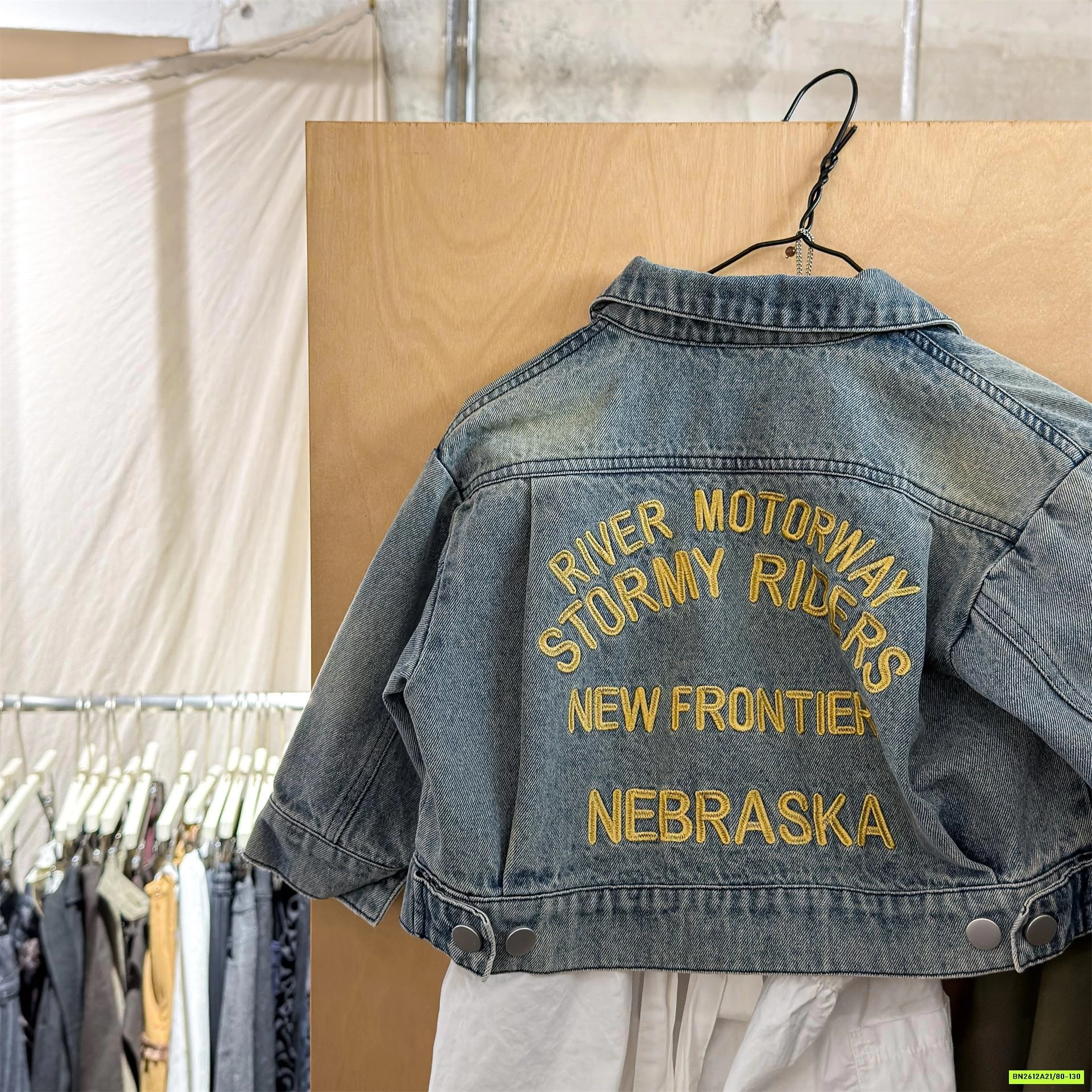 KHOÁC JEANS THÊU CHỮ ADBABY