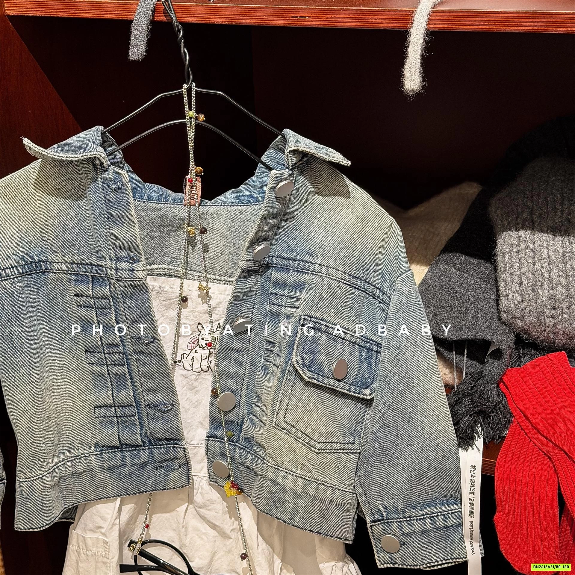 KHOÁC JEANS THÊU CHỮ ADBABY