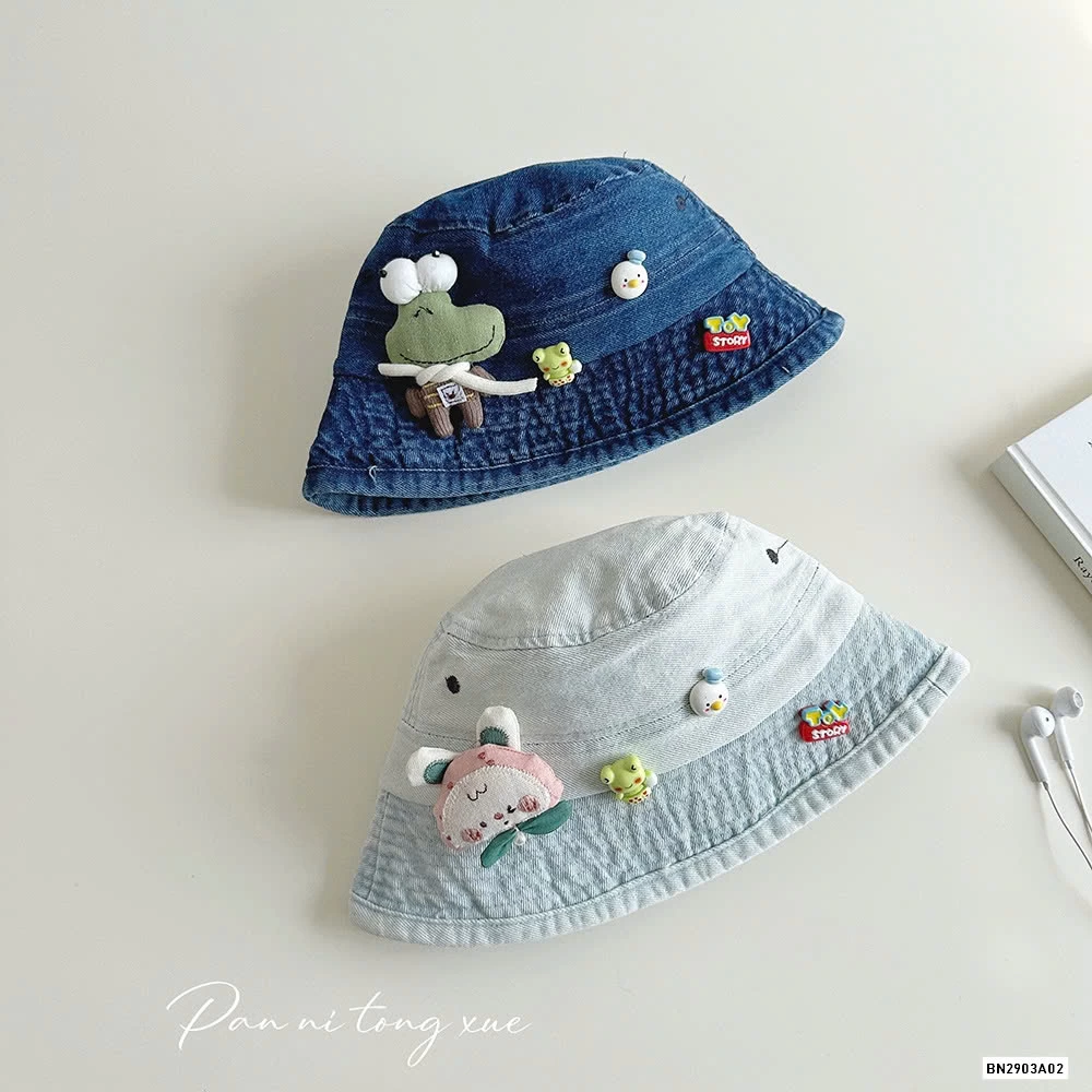 BUCKET JEANS GẮN GẤU