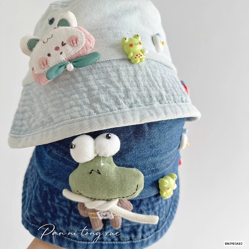 BUCKET JEANS GẮN GẤU