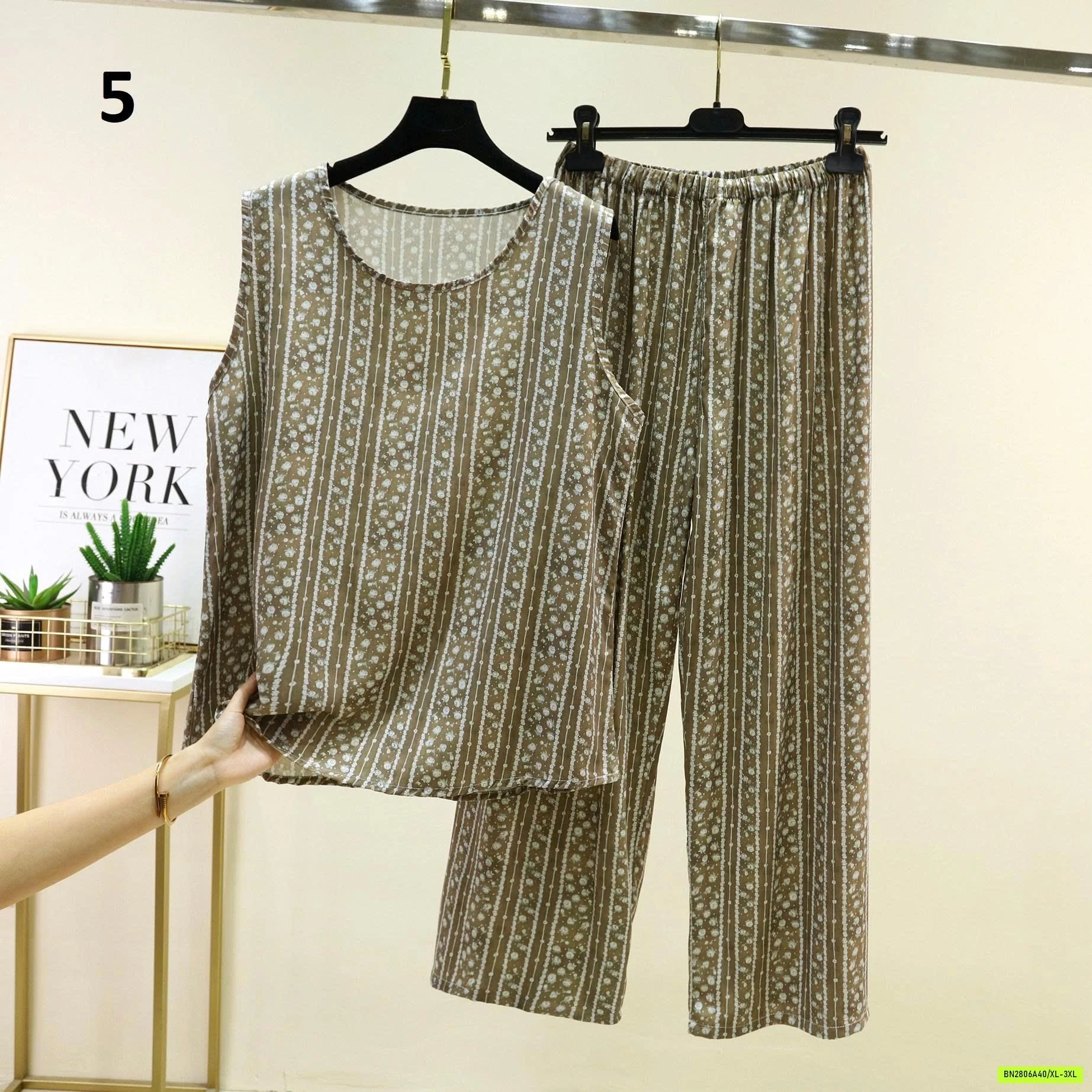 BỘ TRUNG NIÊN SÁT NÁCH HOA NHÍ QUẦN DÀI