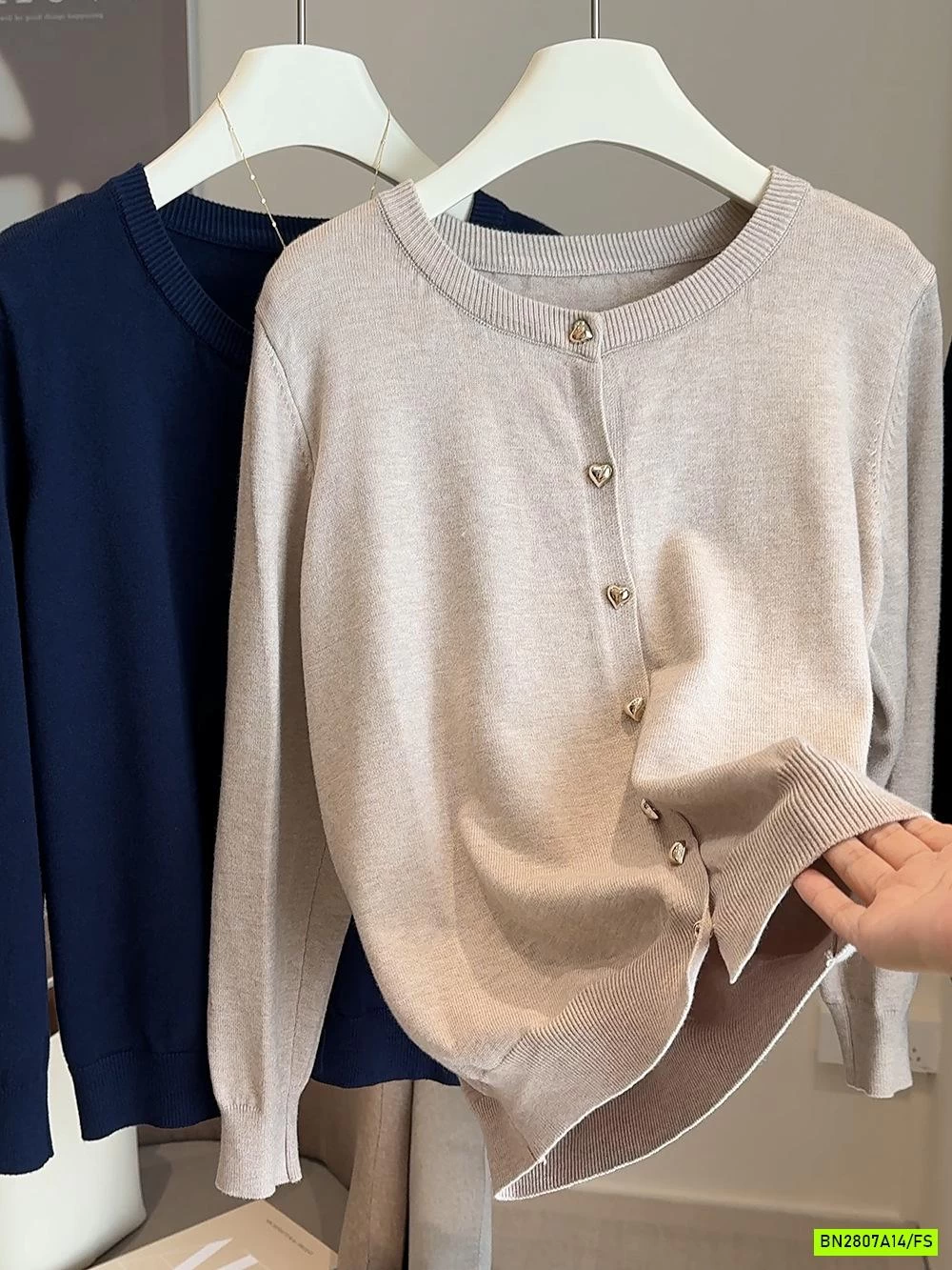 CARDIGAN TRƠN MÀU CÚC TRÁI TIM ANNA