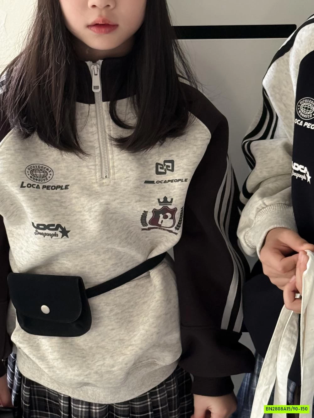 ÁO NỈ KHÓA CỔ SỌC VAI KUMAIKIDS