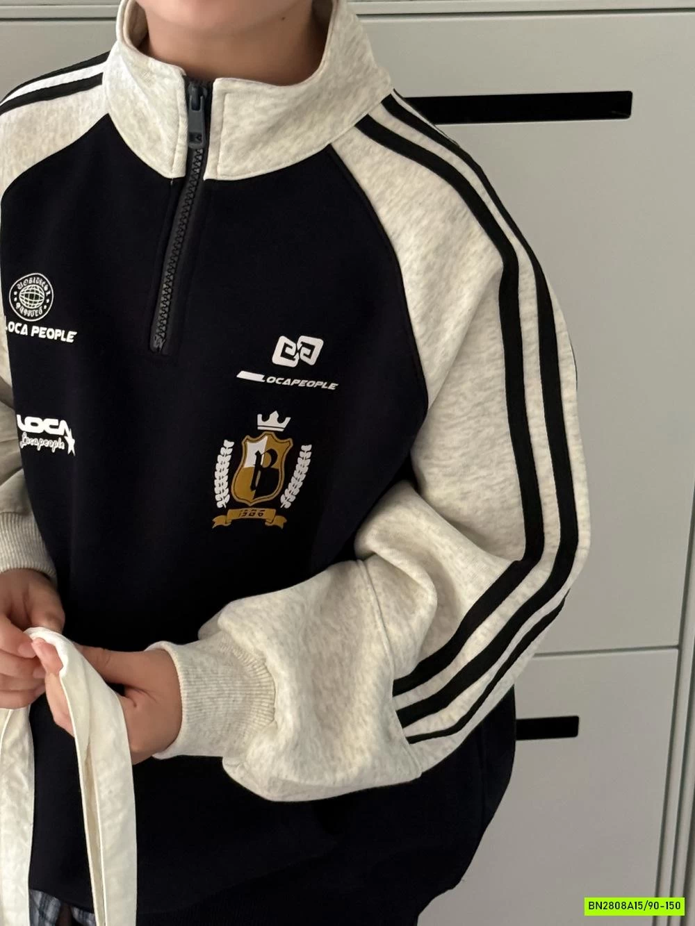 ÁO NỈ KHÓA CỔ SỌC VAI KUMAIKIDS