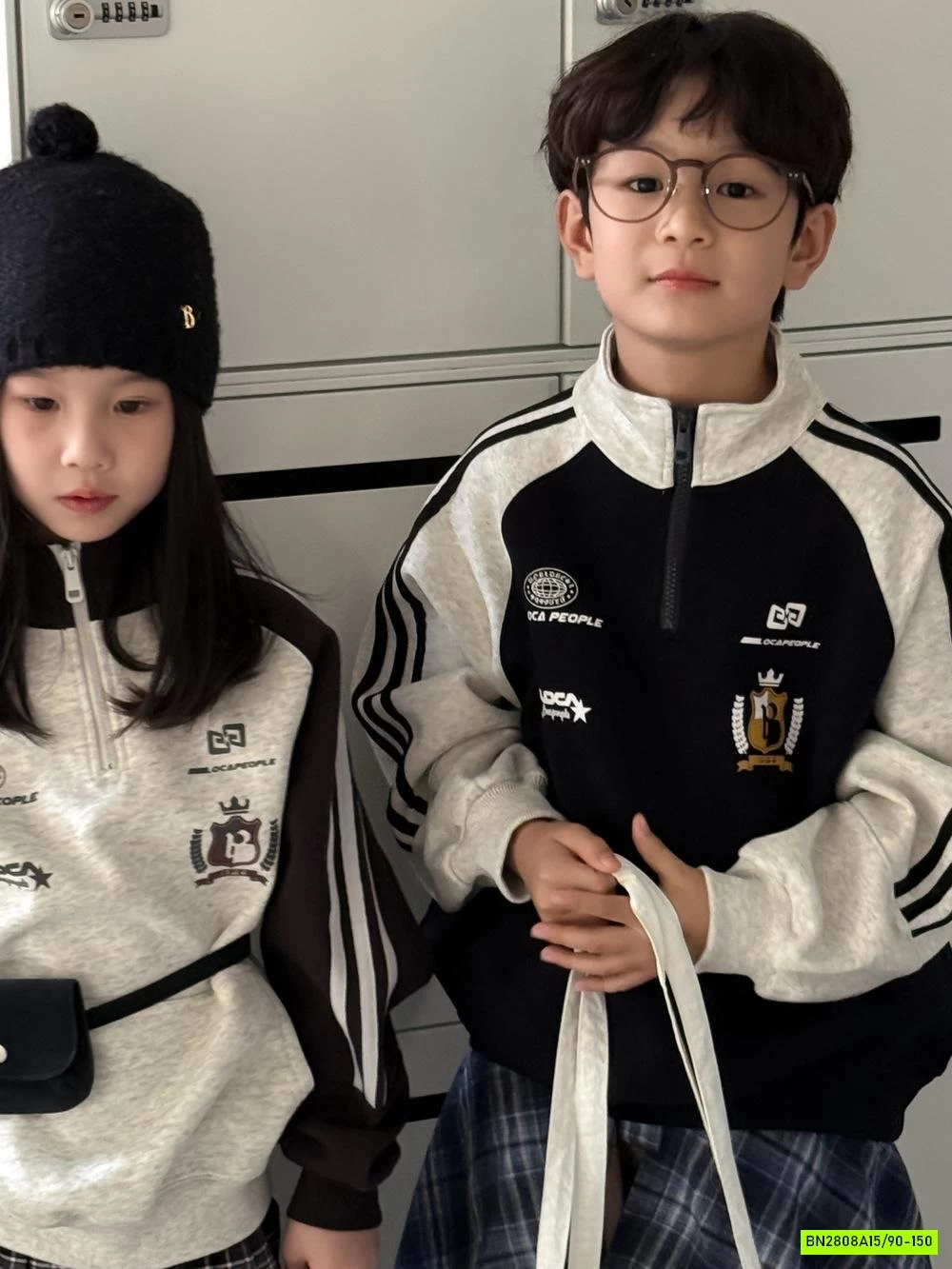 ÁO NỈ KHÓA CỔ SỌC VAI KUMAIKIDS