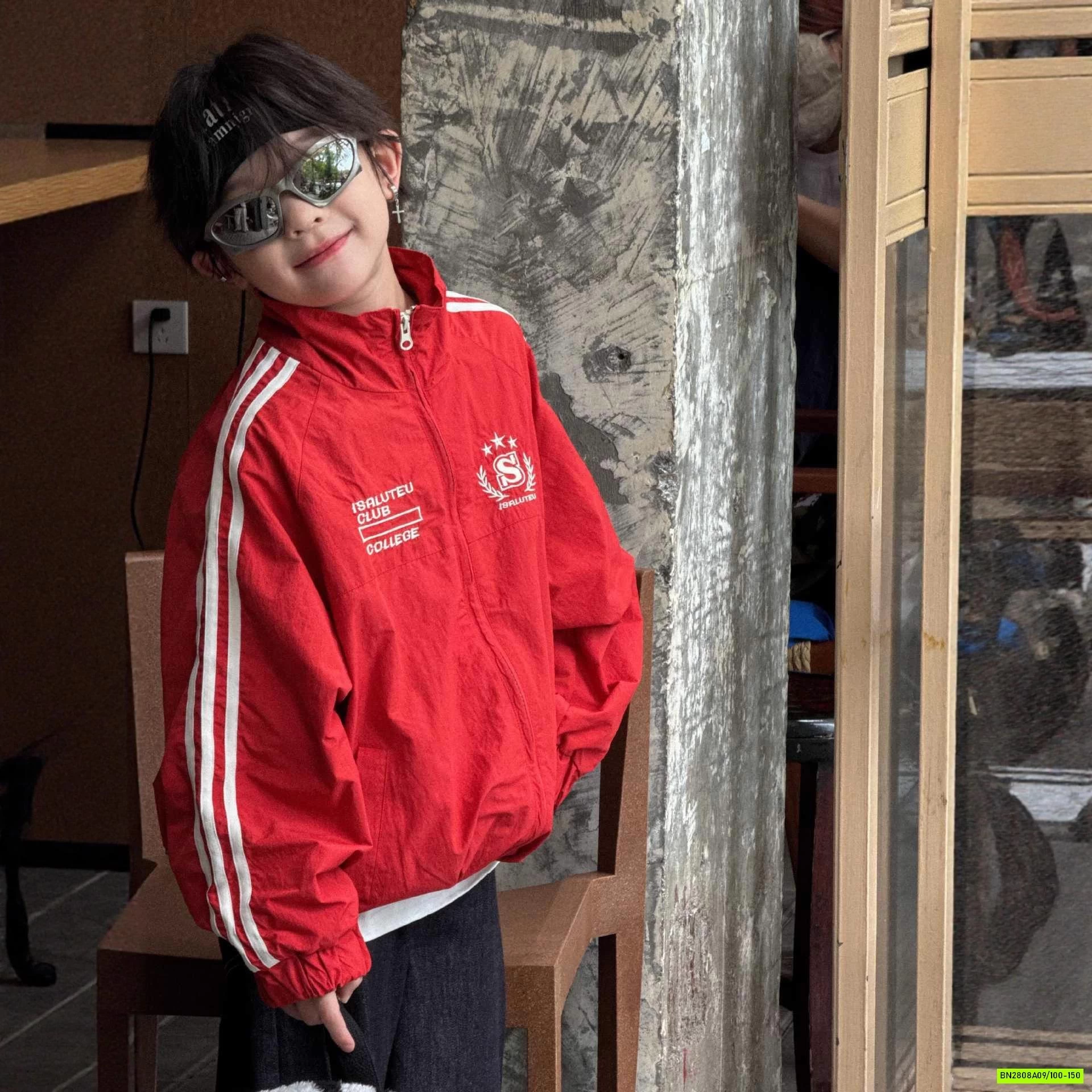 KHOÁC GIÓ ĐỎ SỌC VAI THỂ THAO