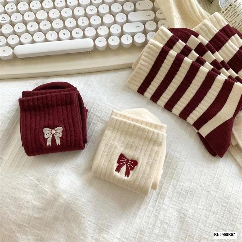 SET 5 ĐÔI TẤT CAO CỔ