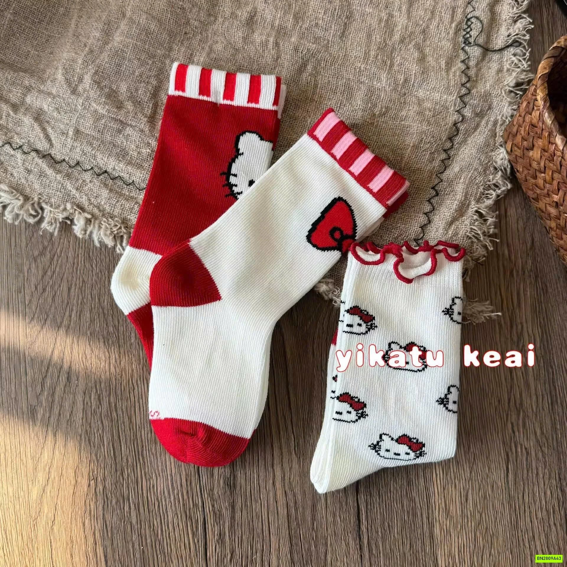 SÉT 3 ĐÔI TẤT KITTY