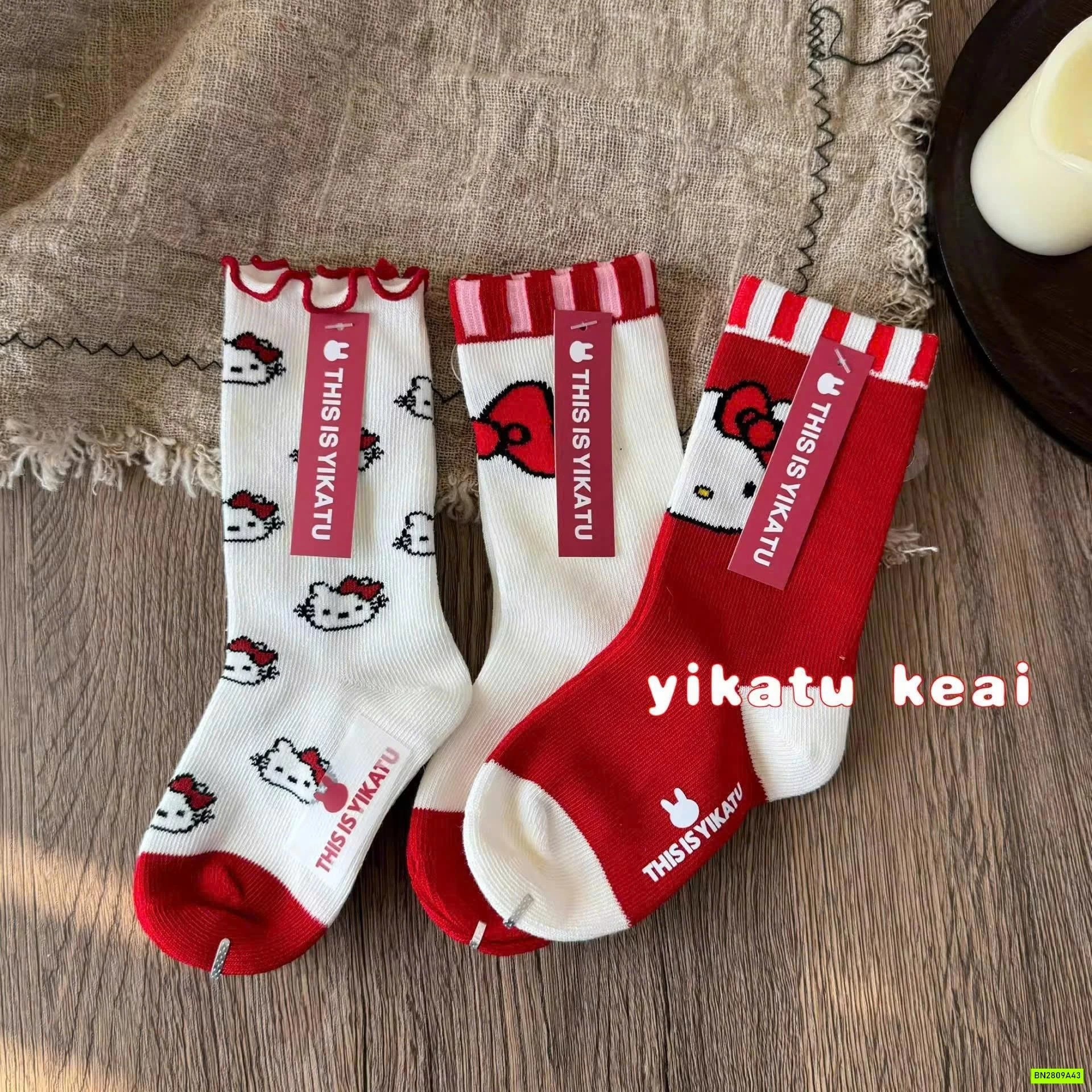 SÉT 3 ĐÔI TẤT KITTY