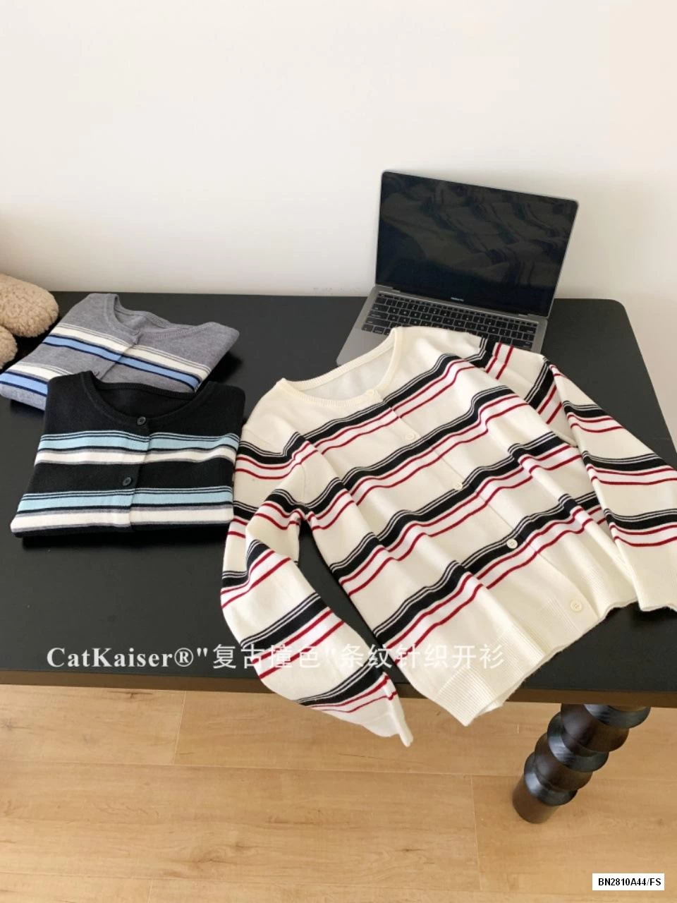 CARDIGAN KẺ CATKAISER