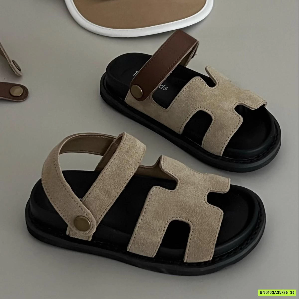 SANDAL QUAI DA NÂU CHỮ H