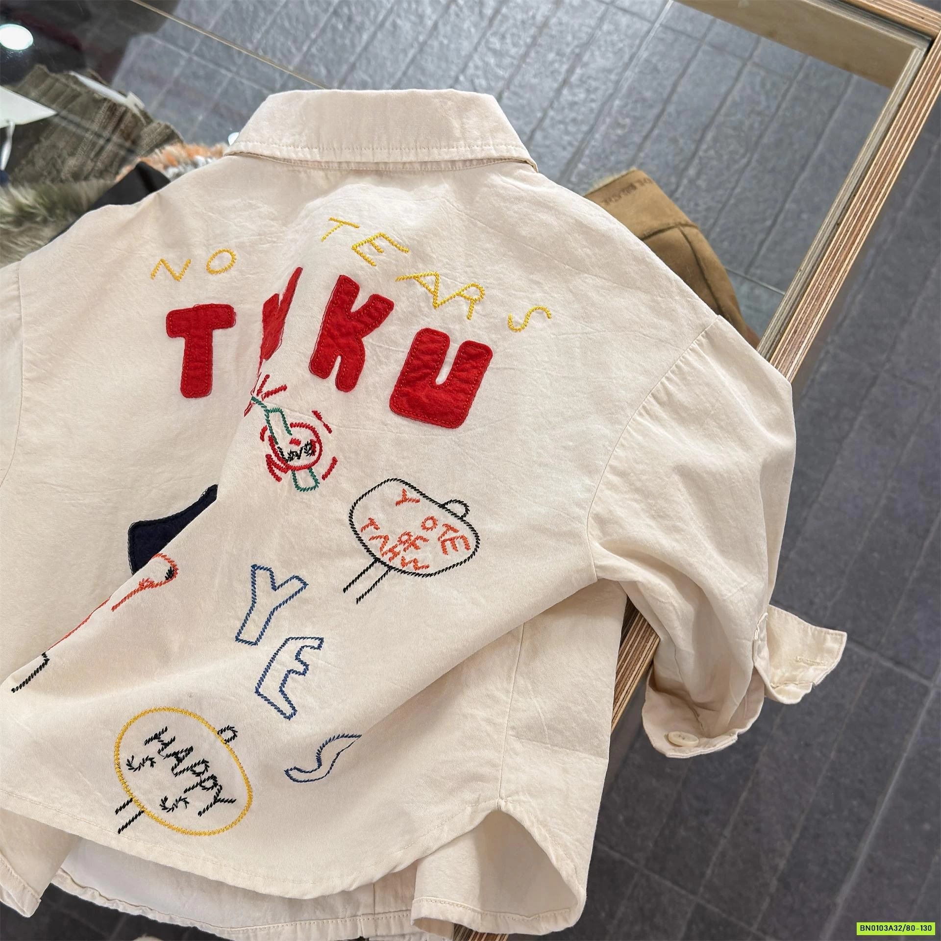 SƠ MI ĐUÔI TÔM THÊU CHỮ 7021 ADBABY