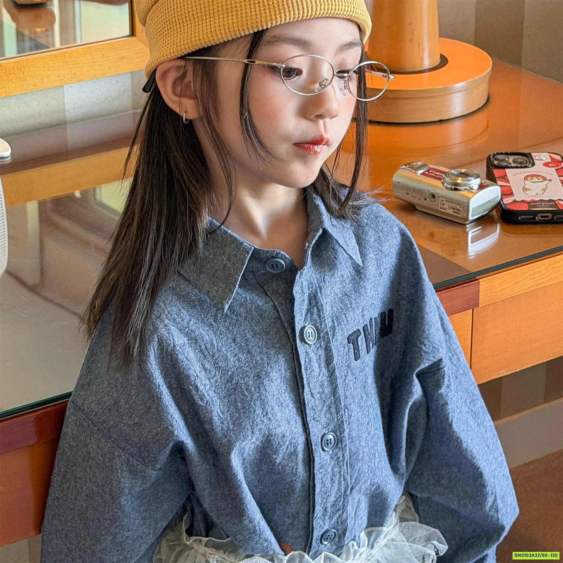 SƠ MI ĐUÔI TÔM THÊU CHỮ 7021 ADBABY