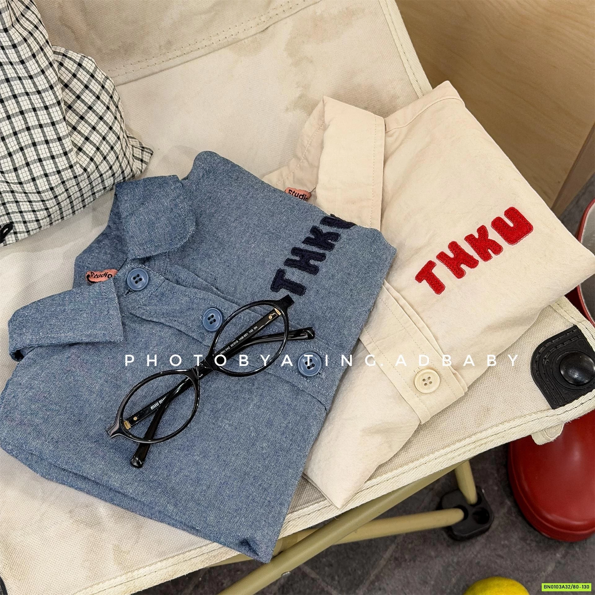 SƠ MI ĐUÔI TÔM THÊU CHỮ 7021 ADBABY