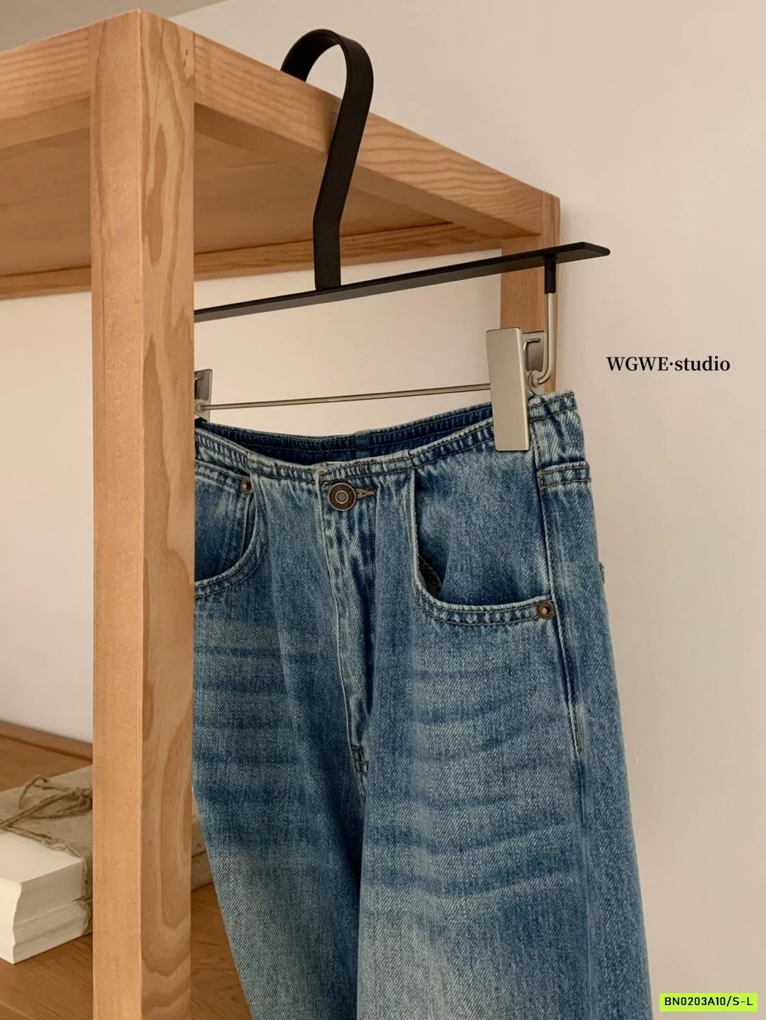 JEANS ỐNG RỘNG BẠC GỐI WGWE7137