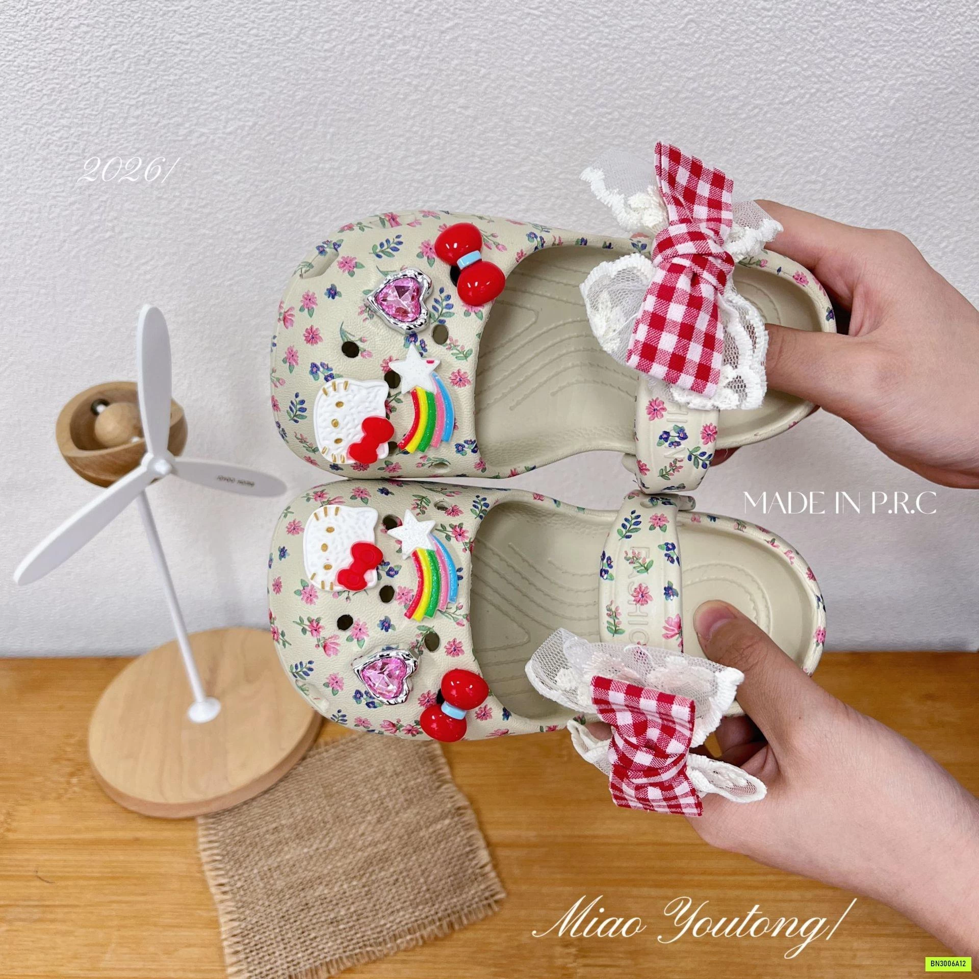 CROCS ĐẾ BỆT HOA NHÍ GẮN NƠ