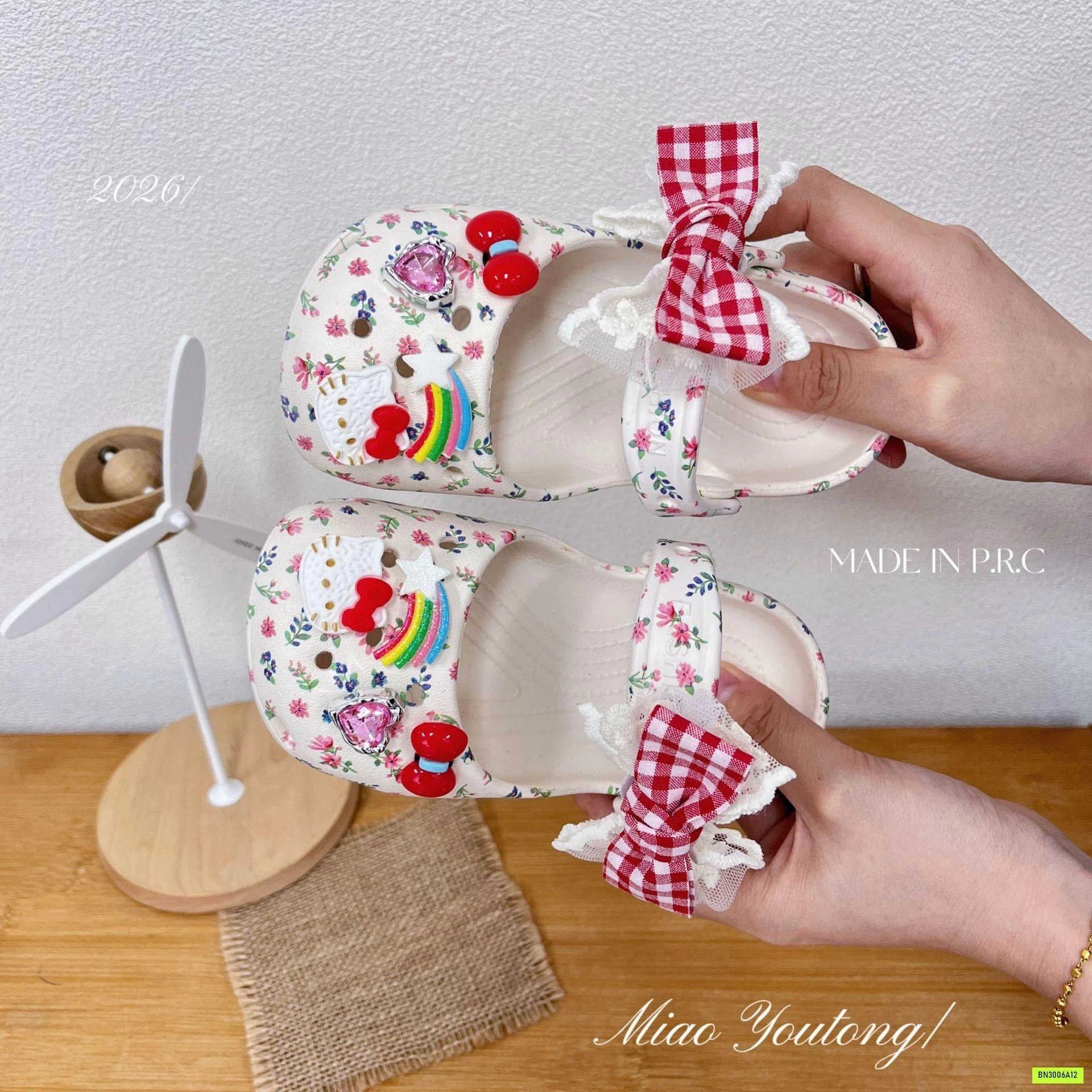 CROCS ĐẾ BỆT HOA NHÍ GẮN NƠ