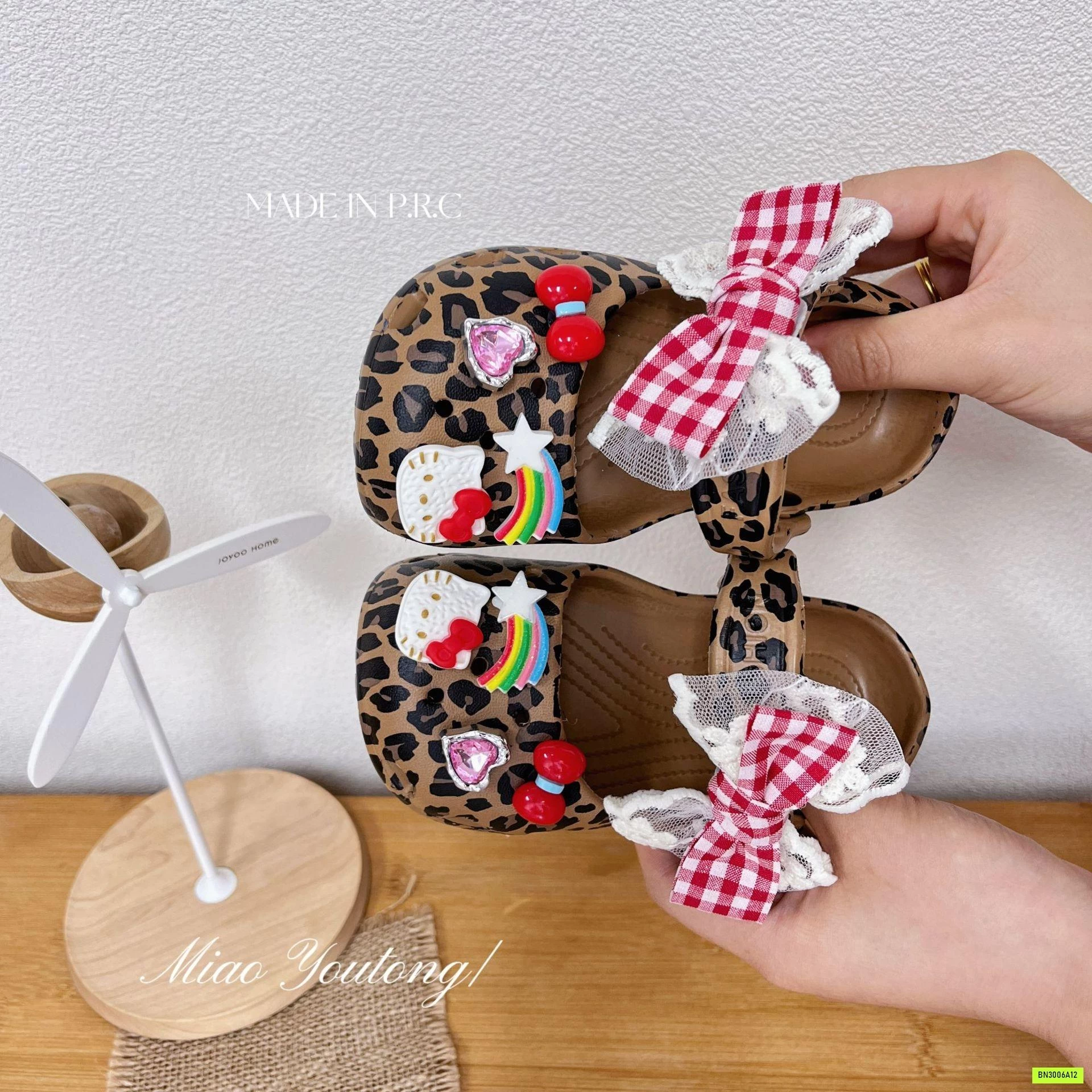 CROCS ĐẾ BỆT HOA NHÍ GẮN NƠ