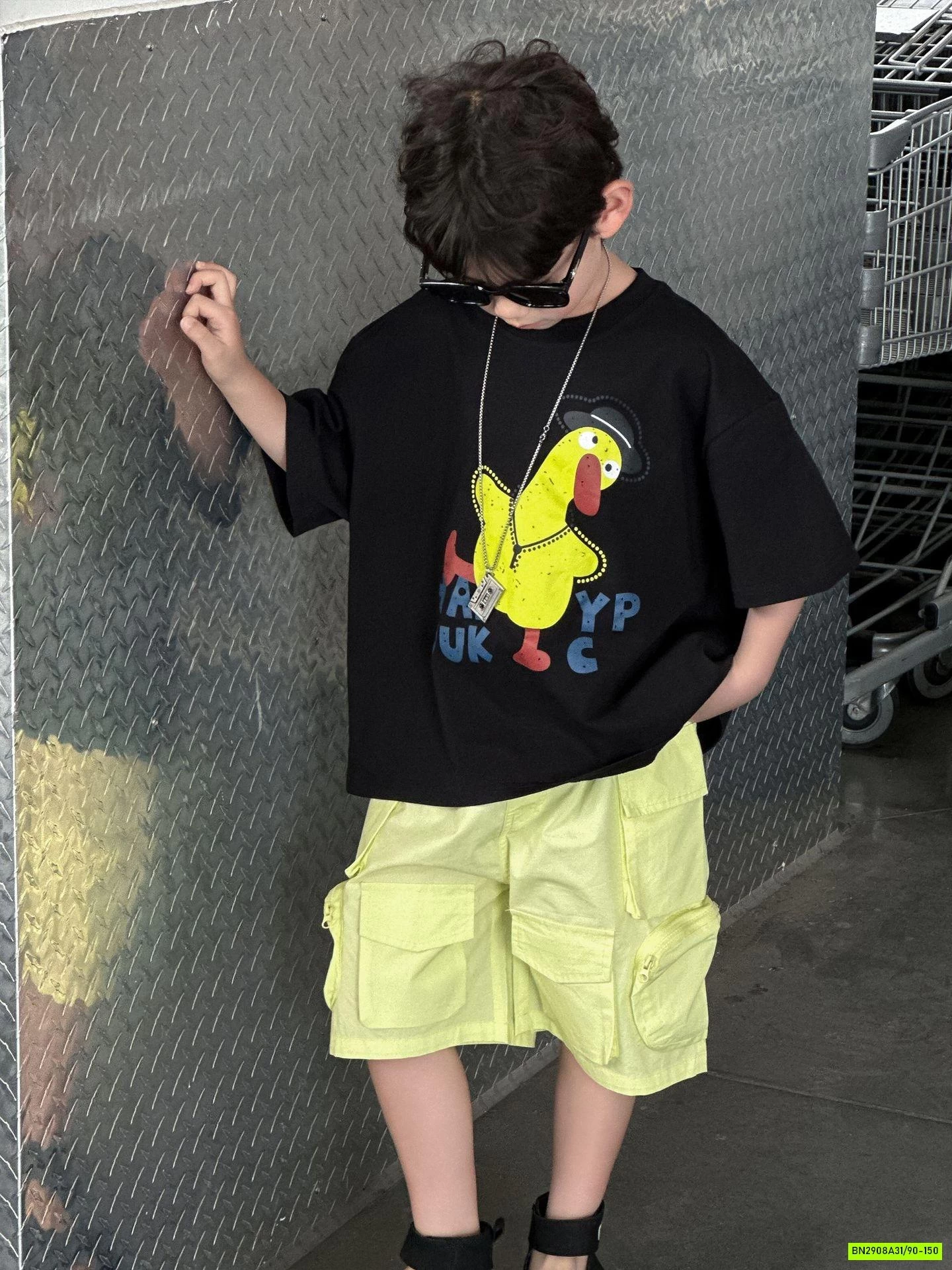 ÁO THUN ĐEN IN VỊT VÀNG