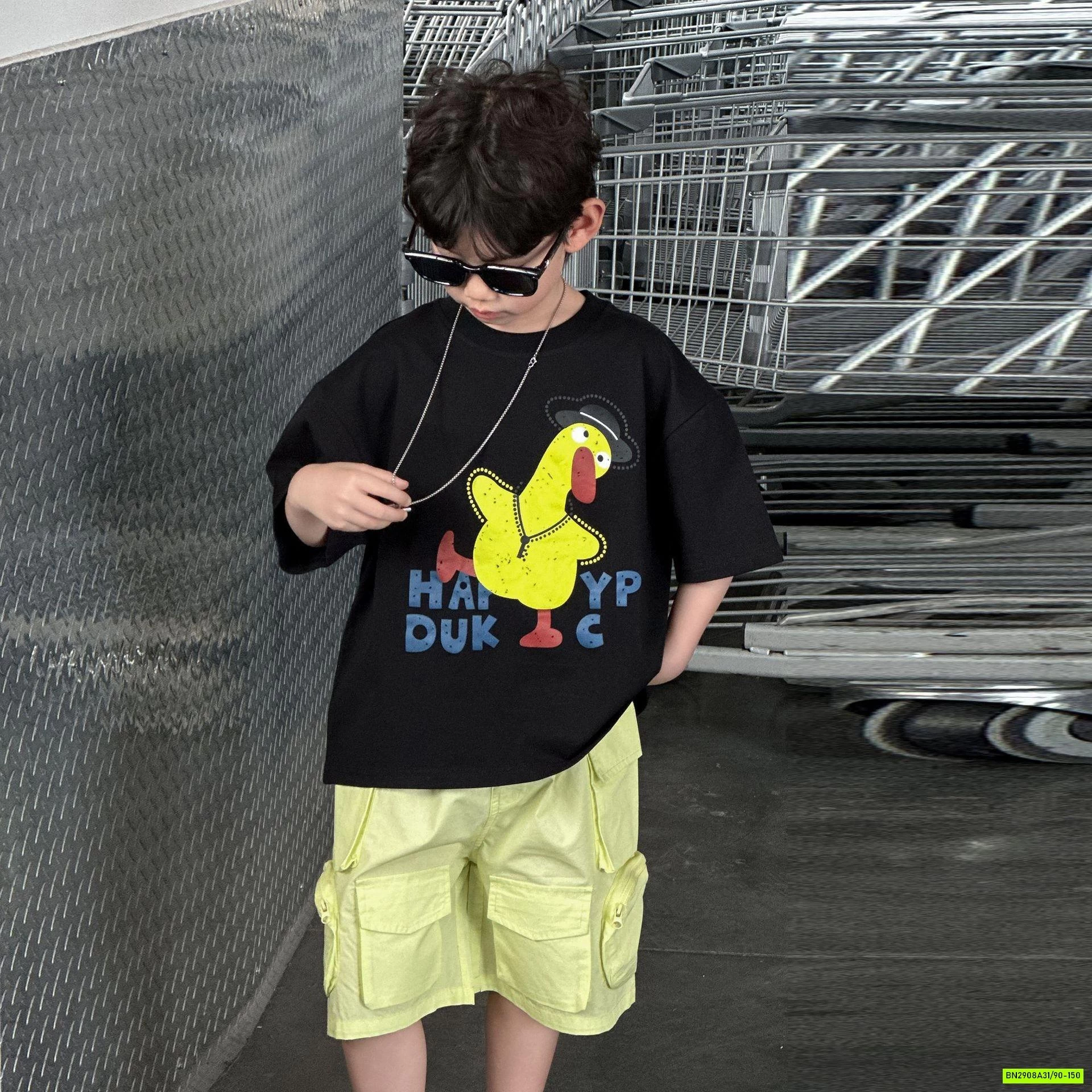 ÁO THUN ĐEN IN VỊT VÀNG