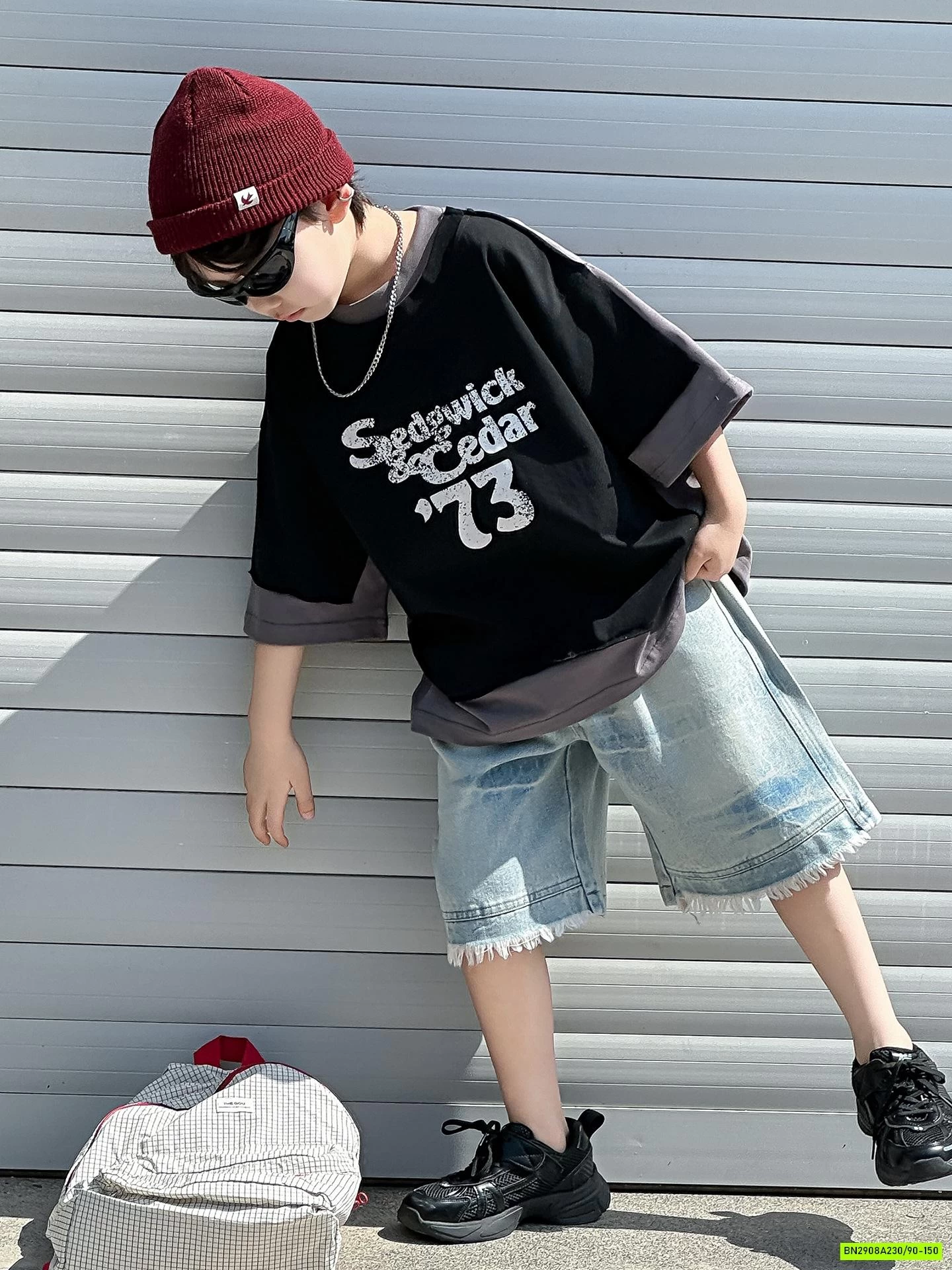 ÁO THUN ĐEN IN CHỮ BẠC MÀU MIX SHORT JEANS