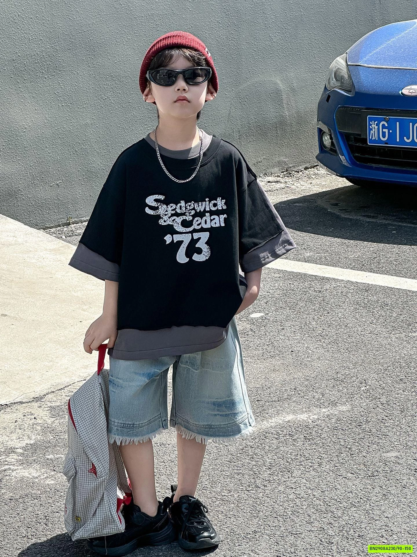 ÁO THUN ĐEN IN CHỮ BẠC MÀU MIX SHORT JEANS